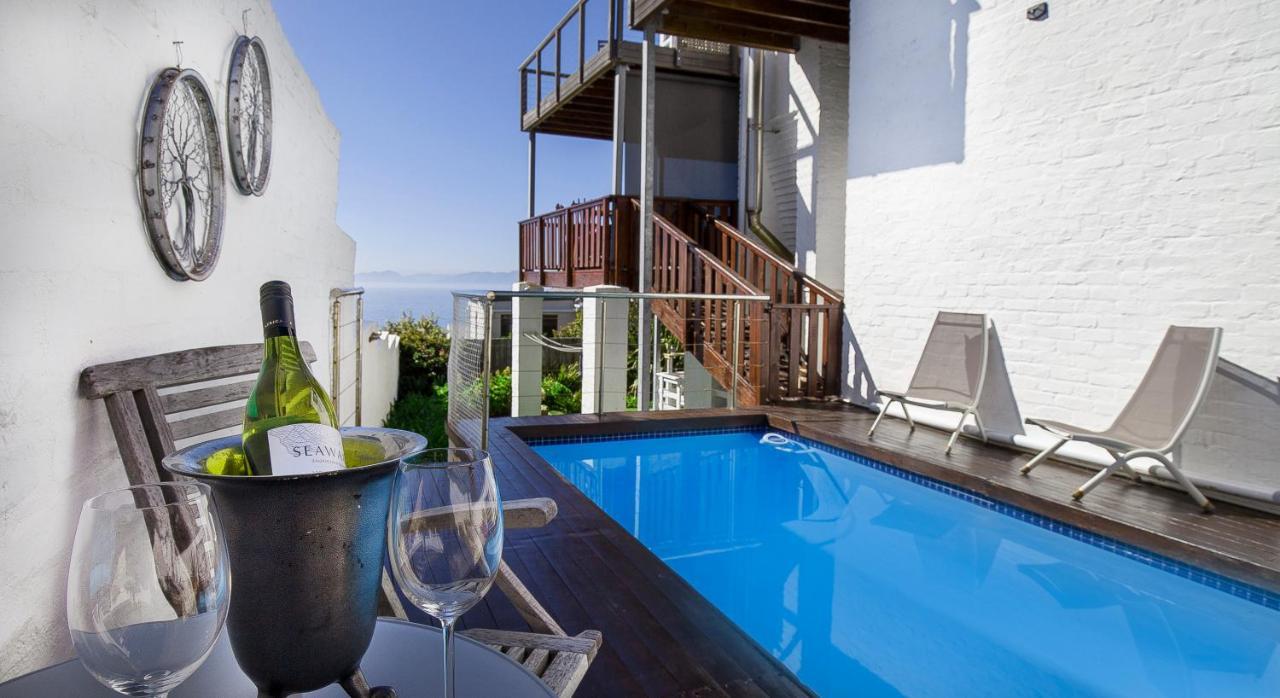 Penguins View Simonʼs Town